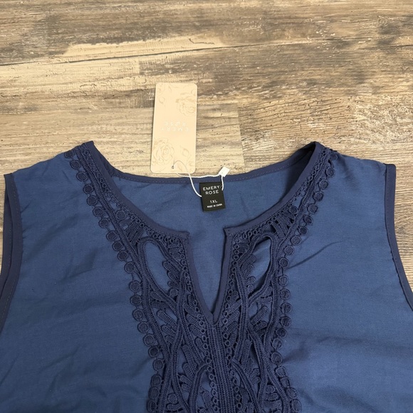 NWT Emery Rose Navy Blue Eyelet Lace Scalloped Hem Sleeveless V-Neck Top Sz 1XL - Picture 2 of 5